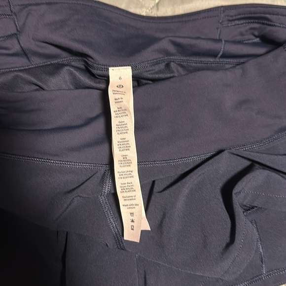 Lululemon Hotty Hot shorts Size 6 Navy color - Picture 3 of 6